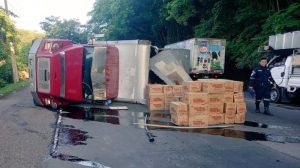 Camión volcó en la carretera Panamericana al chocar con un taxi