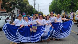 Salvadoreños posan en evento de la diáspora en San Francisco, California