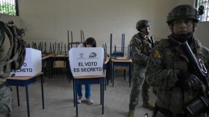 Ecuador elige presidente en un clima de miedo tras asesinato de un candidato