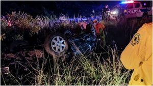 Hombre quedó atrapado en su carro al volcar en la carretera de Oro