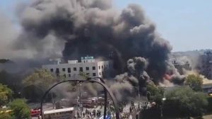 VIDEO: Voraz incendio arrasa con varios negocios en Brooklyn, Nueva York