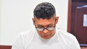Investigador PNC acusado por extorsión fue enviado a prisión; le sumaron otro delito