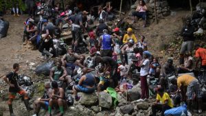 Imagen de personas migrantes en la selva de Darién, frontera entre Colombia y Panamá