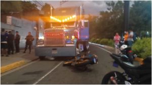 Motociclista en aparente ebriedad chocó con rastra en Apopa