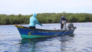 Discriminación y cambio climático, dos grandes retos para las mujeres pescadoras en El Salvador