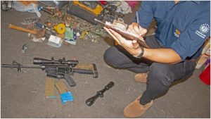Encuentran rifle de asalto y municiones en caja de encomiendas
