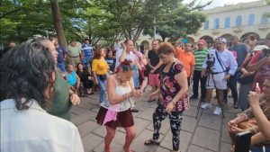 VIDEO: Yajaira y la Tía María bailan juntas en el parque Libertad