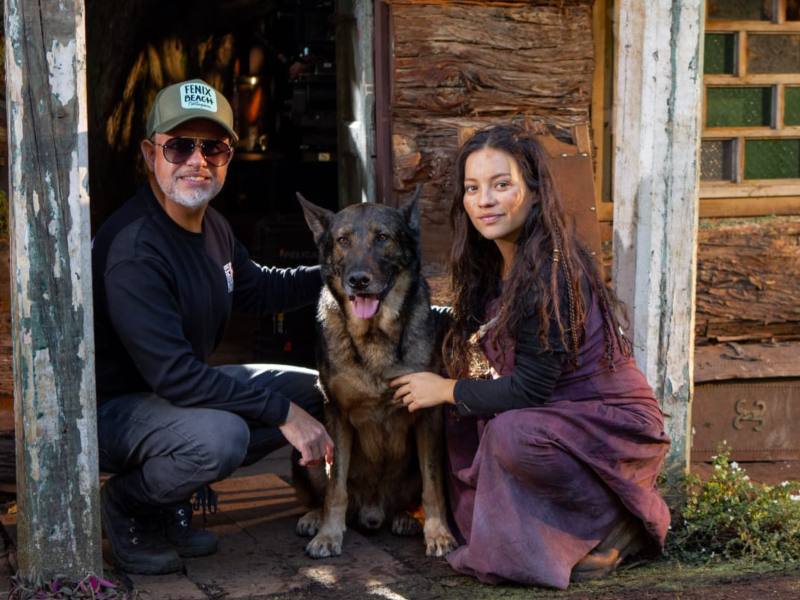 Cineasta Alfonso Quijada con la actriz Natalia Reyes y el perro actor Blake