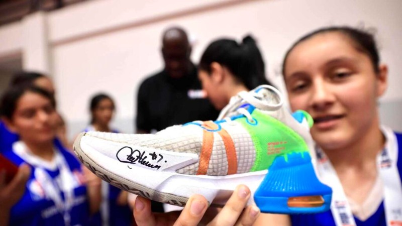 Ex campeón de la NBA compartió con niños salvadoreños