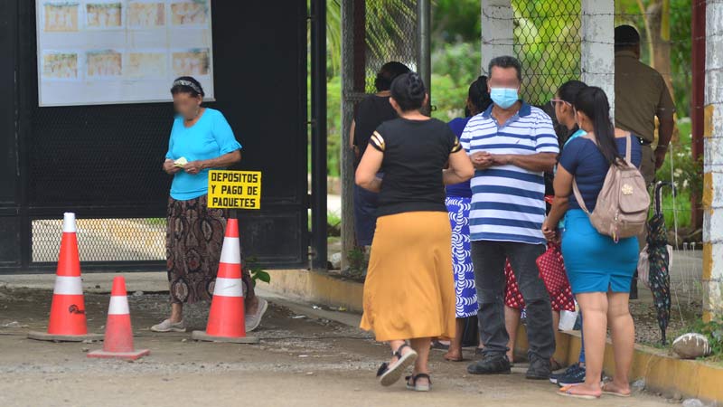 Familiares de detenidos hacen fila para depositar dinero o comprar paquetes en el Centro de Detención Menor de Zacatecoluca. Foto EDH / Francisco Rubio