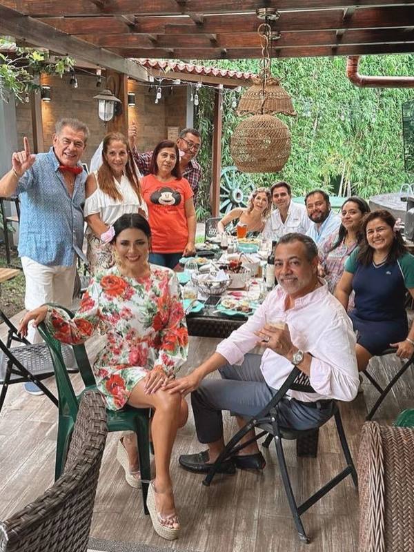 Moisés Urbina celebra con sus amigos el compromiso de su hija