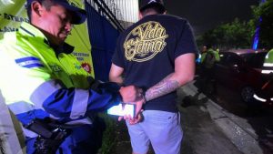 Capturan a seis conductores por manejar ebrios en cerco antidopaje en San Salvador
