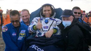 Así vivieron los salvadoreños el aterrizaje del astronauta Frank Rubio