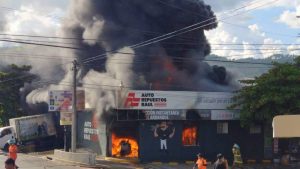 Incendio consumió una venta de repuestos en Santa Ana