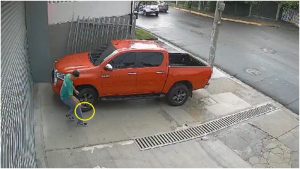 VIDEO: Capturan a hombre que fue captado robando piezas de un pick up en San Salvador