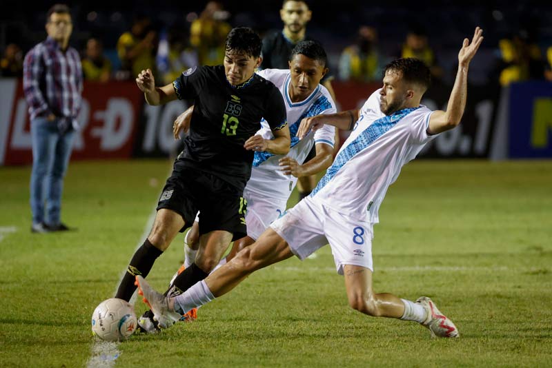 AMDEP9121. CIUDAD DE GUATEMALA (GUATEMALA), 07/09/2023.- Rodrigo Saravia (d) de Guatemala disputa el balón con Leonardo Menjivar de El Salvador hoy, en un partido de la Liga de Naciones de la Concacaf entre Guatemala y El Salvador en el estadio Doroteo Gamuch Flores en la Ciudad de Guatemala (Guatemala). EFE/ Esteban Biba