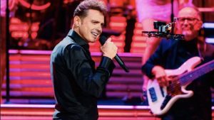 Luis Miguel y su “desconcertante” reacción luego que fan le lanzó una prenda femenina