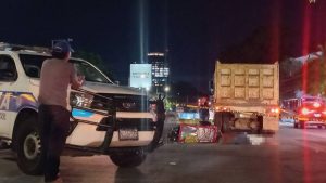 Motociclista repartidor muere al colisionar con un camión en el bulevar Constitución