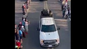 camionetas de lujo con el cartel de sinaloa transitan en Chiapas y la poblacion los celebra