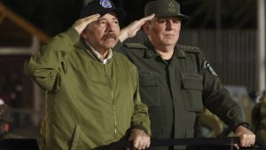Daniel Ortega y el general Julio César Avilés