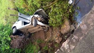 Tres lesionados tras caída de vehículo a un barranco en Texistepeque