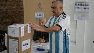 Argentina vota para elegir presidente en comicios decisivos para salir de la crisis