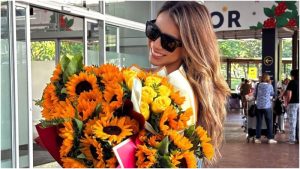 Fátima Calderón, entre flores y abrazos, feliz de regresar a El Salvador