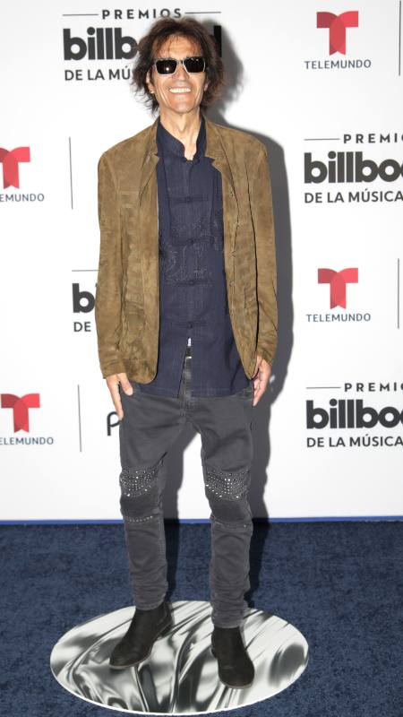 El guitarrista argentino Felipe Staiti posa en la alfombra azul de los Premios Billboard
