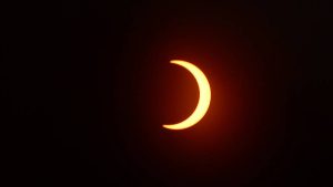 Salvadoreños se reúnen para ver el eclipse solar: “Hace 32 años he esperado para volver a ver un fenómeno así”