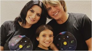 Laura Pausini junto a su esposo Paolo Carta y su hija Paola