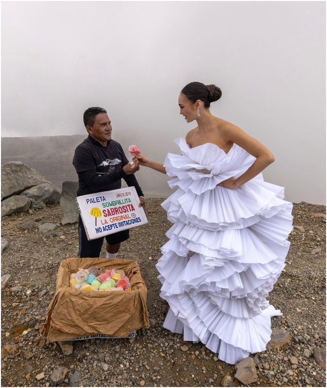 Miss Universo R'Bonney Nola disfruta de una paleta sombrillita en la cima del volcán de Santa Ana