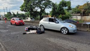 Motociclista lesionado al impactar con vehículo en Santa Ana