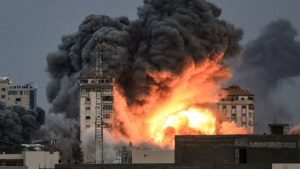edificio destruido tras impacto de misil en Israel
