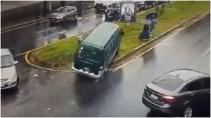 VIDEO: Microbús se subió al arriate y arrolló a personas en el bulevar del Ejército