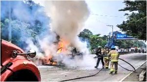 Camioneta se incendió en la carretera a Los Chorros