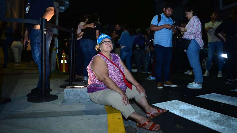 Algunos seguidores del presidente Bukele lucían cansados de esperar. Foto Francisco Rubio
