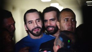 Entre incertidumbre y revuelcos, Bukele buscó inscribirse como candidato a Presidente de la República
