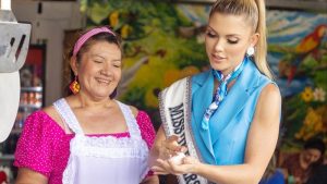 Miss Costa Rica visita a El Salvador y sorprende al hacer pupusas