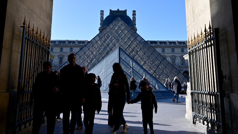 Pirámide del Museo del Louvre, Paris