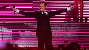 Luis Miguel sufre caída en pleno concierto en México