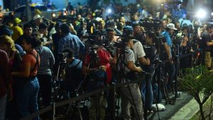 prensa espera fuera del tse