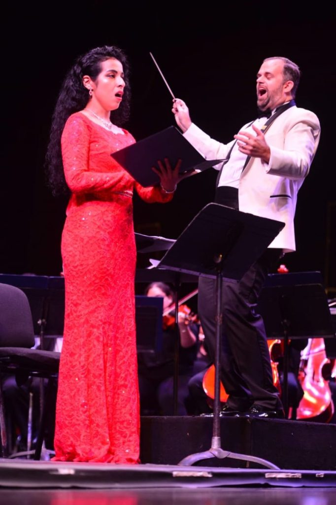 Mezzosoprano Patricia Pineda en concierto con la OSES