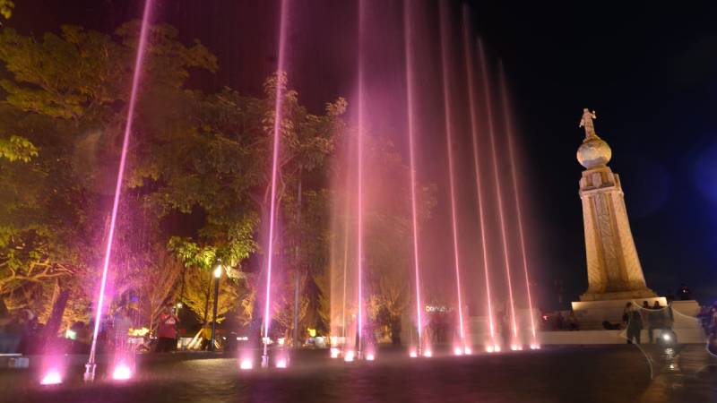 Fuente de espejo iluminada en Plaza del Salvador del Mundo