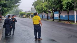 PNC investiga presunto suicidio en pasarela de San Salvador