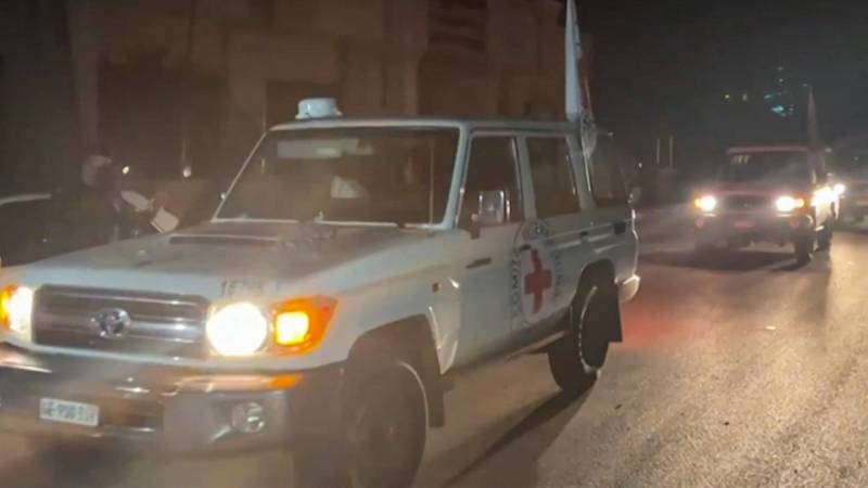 Esta imagen tomada de un video de AFPTV muestra vehículos de la Cruz Roja Internacional que supuestamente transportaban rehenes liberados por Hamás. 
Foto EDH/ AFP