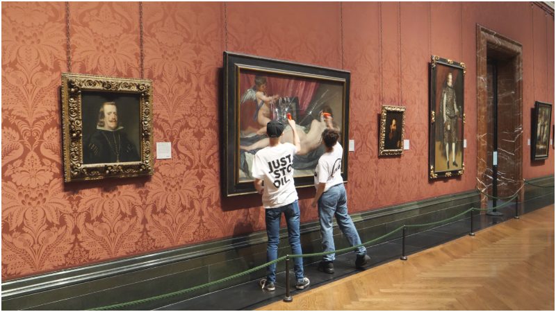 Dos ecologistas del grupo "Just Stop Oil" rompen el cristal que cubre la pintura "La Venus del espejo", pintada por Diego Velázquez en el siglo XVII, que se muestra en la National Gallery de Londres.