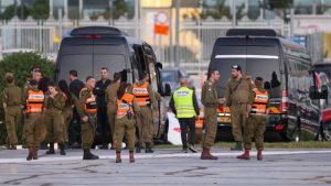 médicos, ambulancias y policías esperando la operación de entrega de los rehenespor hamas en Israel