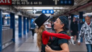 Julio César Díaz baila con su Lupita en el metro de Nueva York