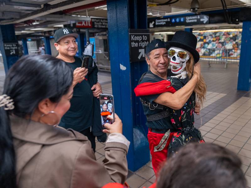 Artista colombiano Julio César Díaz baila con la muerte en el metro de Nueva York