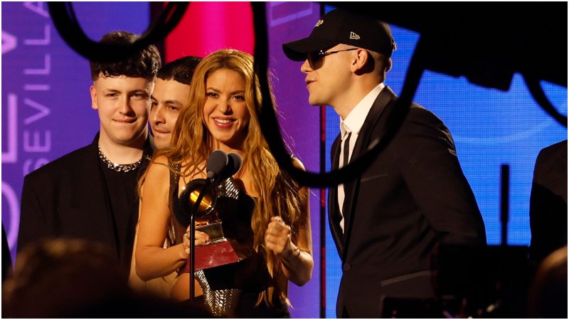 Shakira y Bizarrap en los Latin Grammy 2023.